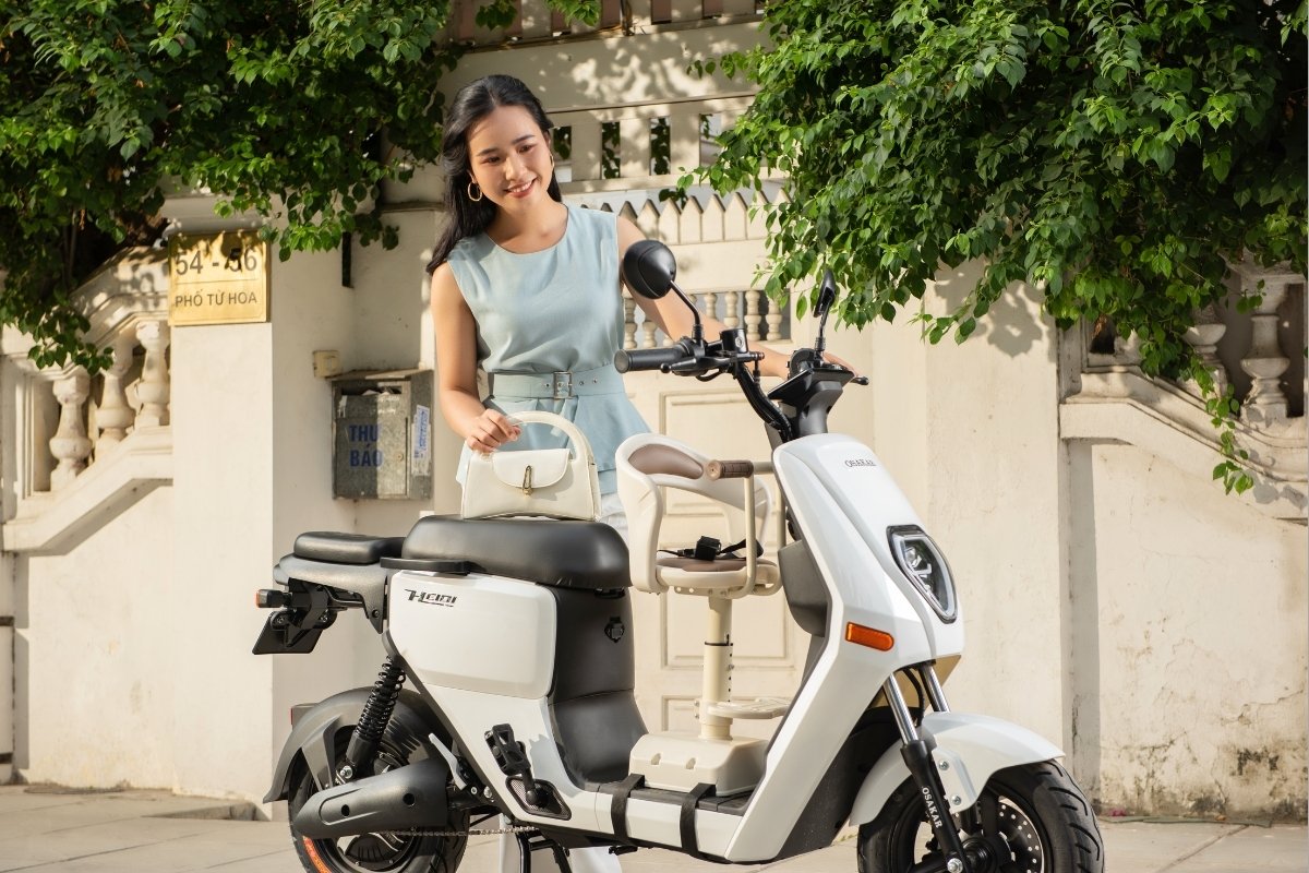 Xe điện OSAKAR Heidi màu trắng Milky với bàn đạp trợ lực tiện lợi giúp người lái an tâm vượt qua mọi chặng đường