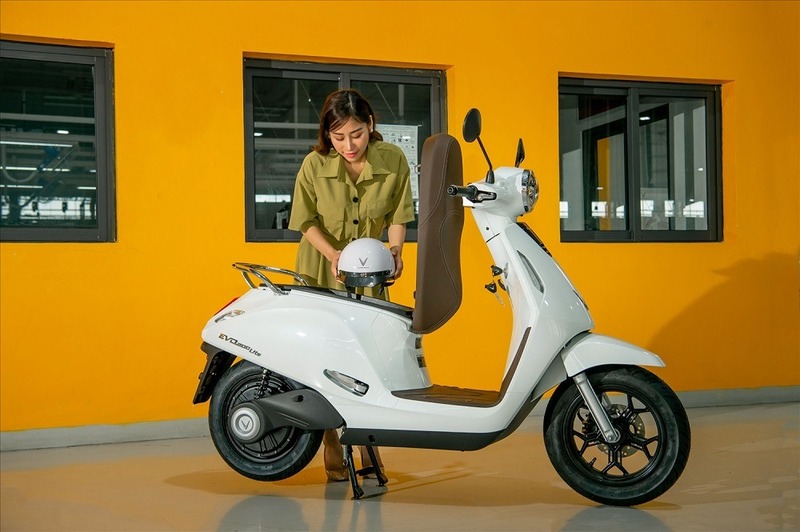 Evo 200 Lite mang dòng xả điện êm ái cùng dải vận tốc giới hạn phần mềm 49 km/h, là phương tiện an toàn nhất cho học sinh không cần bằng lái.