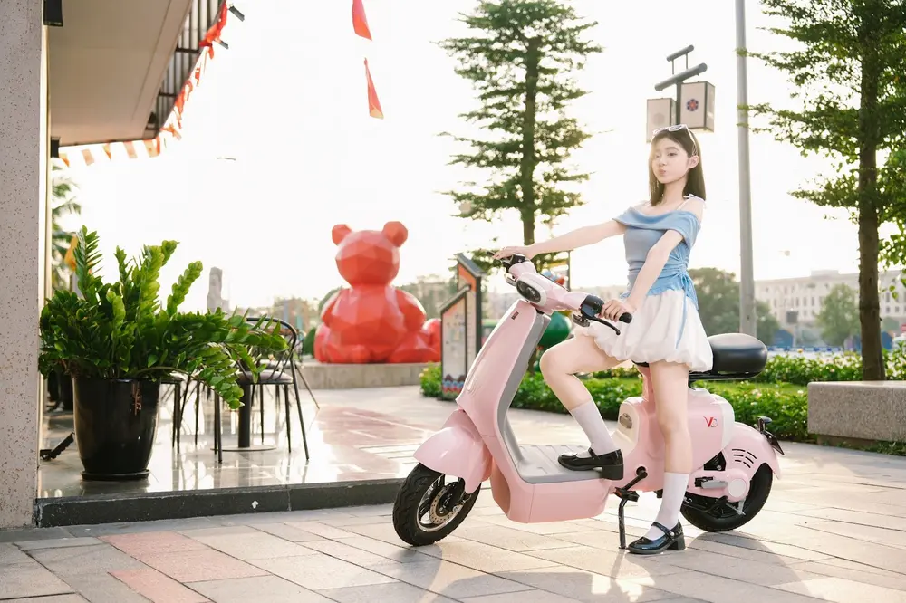 OSAKAR VC sở hữu thiết kế nhỏ gọn, vận tốc tối đa 44 km/h và khả năng di chuyển liên tục 80 km, đáp ứng tốt nhu cầu đi lại hàng ngày