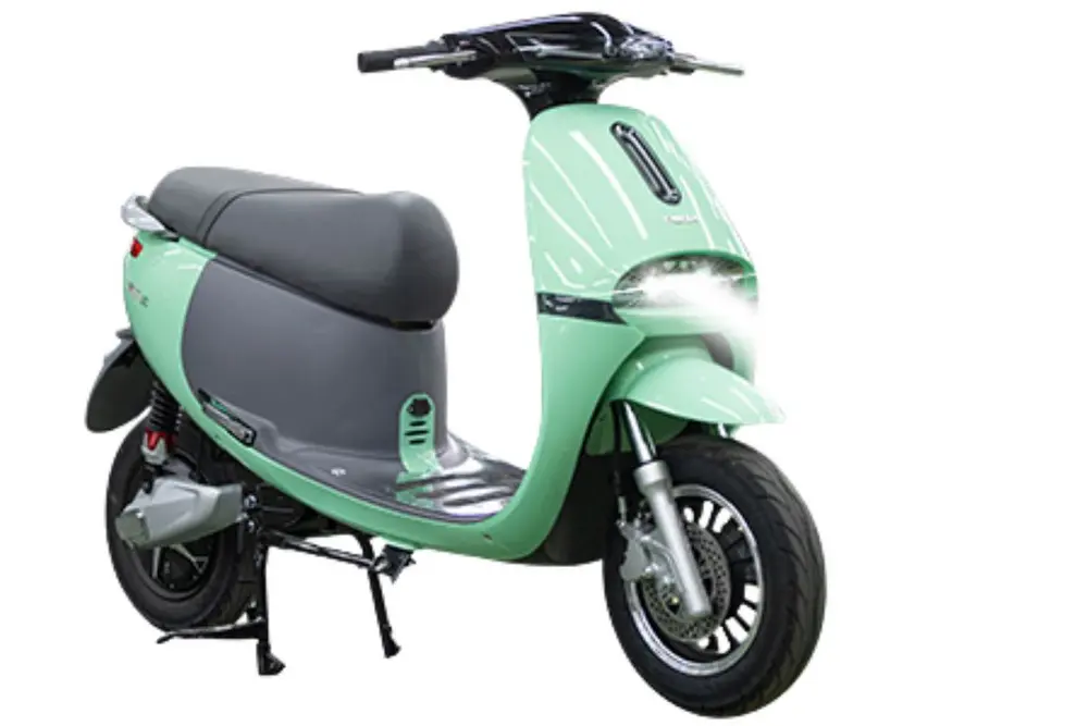 Xe máy điện Pega Go S thu hút ánh nhìn nhờ kiểu dáng phá cách và phối màu độc lạ, đồng thời đáp ứng tốt nhu cầu di chuyển nhờ tốc độ cao và quãng đường vận hành ấn tượng