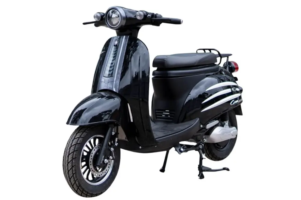 Xe máy điện Kazuki Crea ghi điểm nhờ thiết kế thanh thoát, hiệu suất vận hành ổn định và khả năng di chuyển đường dài đáng kể trong phân khúc yên thấp
