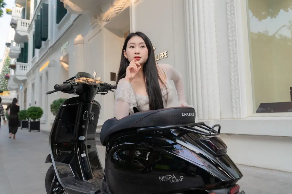 OSAKAR Vera P chinh phục người điều khiển bằng thiết kế tinh tế, đèn pha LED hiện đại cùng động cơ tiết kiệm nhiên liệu và khả năng vận hành êm ái nhờ giảm xóc Eagle