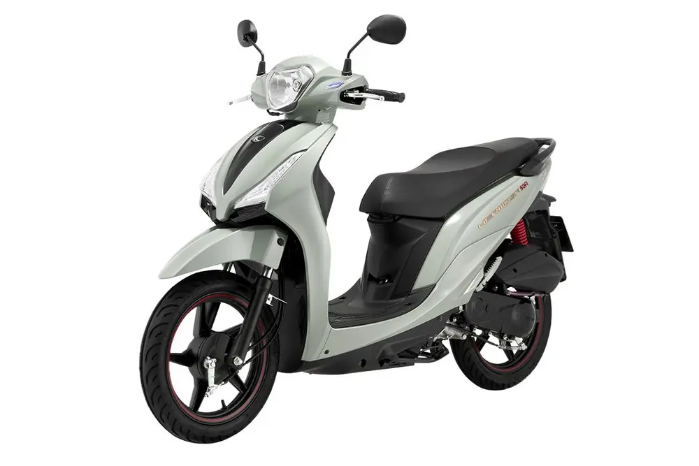 Kymco Hermosa 50Fi thu hút ánh nhìn nhờ kiểu dáng tinh tế và hai lựa chọn màu sắc ấn tượng, giúp người điều khiển dễ dàng thể hiện cá tính riêng
