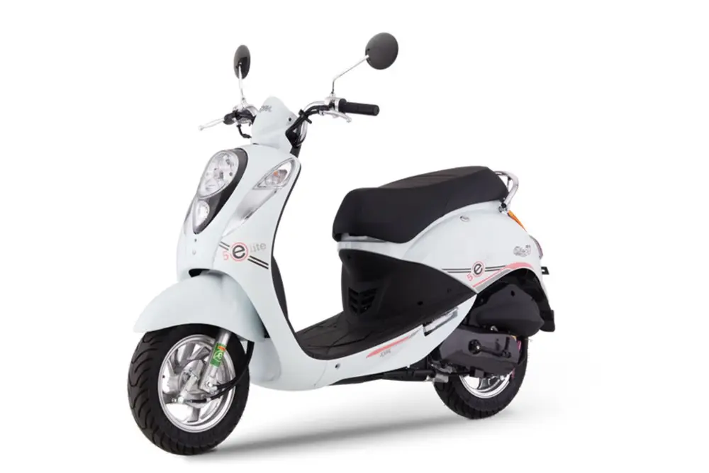 SYM Elite 50 sở hữu thiết kế thanh thoát, phối hợp cùng các trang bị tiện ích hiện đại giúp người điều khiển trải nghiệm hành trình nhẹ nhàng và linh hoạt mỗi ngày