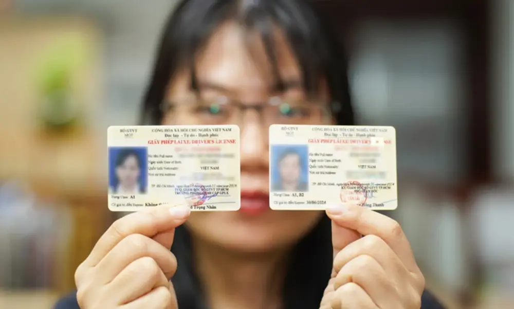 Mẫu giấy phép lái xe PET chính thức với hoa văn màu vàng rơm đặc trưng