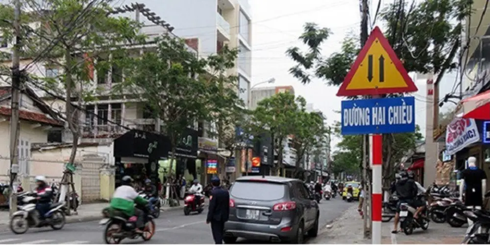 Biển báo W.204 thông báo kết thúc đường một chiều và bắt đầu đường hai chiều