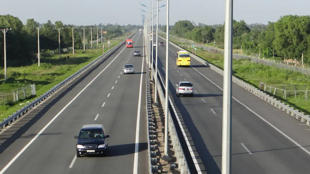 Dải phân cách cứng - đặc điểm nhận dạng rõ nhất của đường đôi