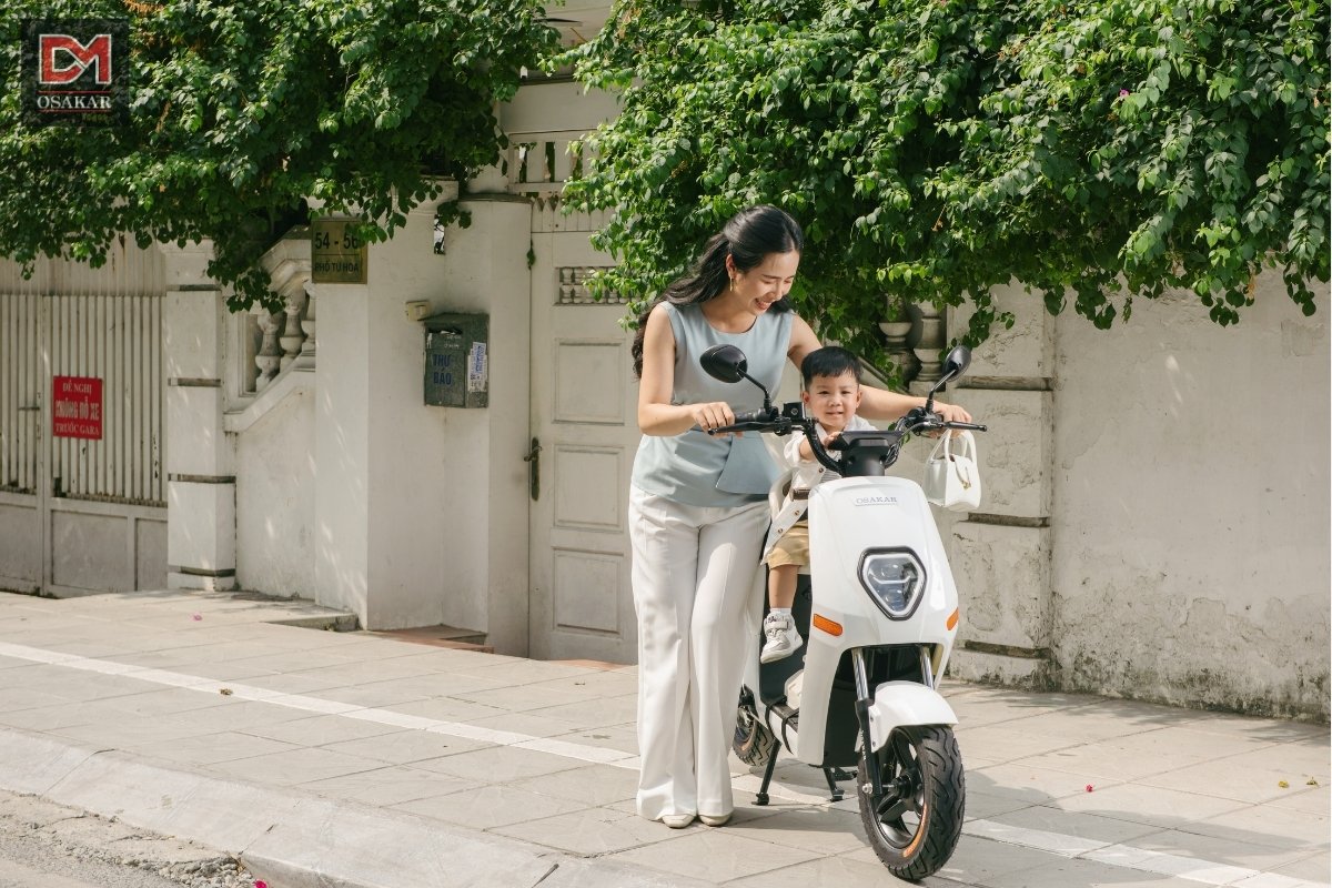 Mẹ bầu nên đi xe xăng hay xe điện? Câu trả lời là nên đi xe điện