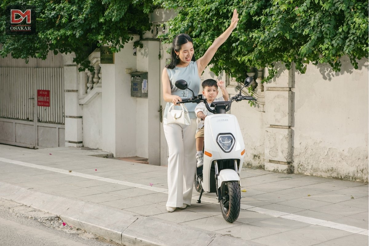 Tiêu chí chọn xe máy xăng điện phù hợp cho bố mẹ