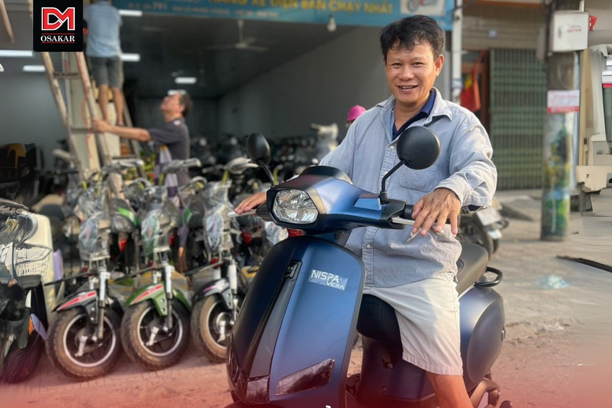 Nên mua xe máy điện hay xe xăng cho bố mẹ?