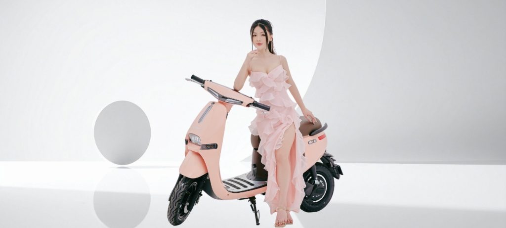 Trải nghiệm lái giữa xe xăng và xe điện