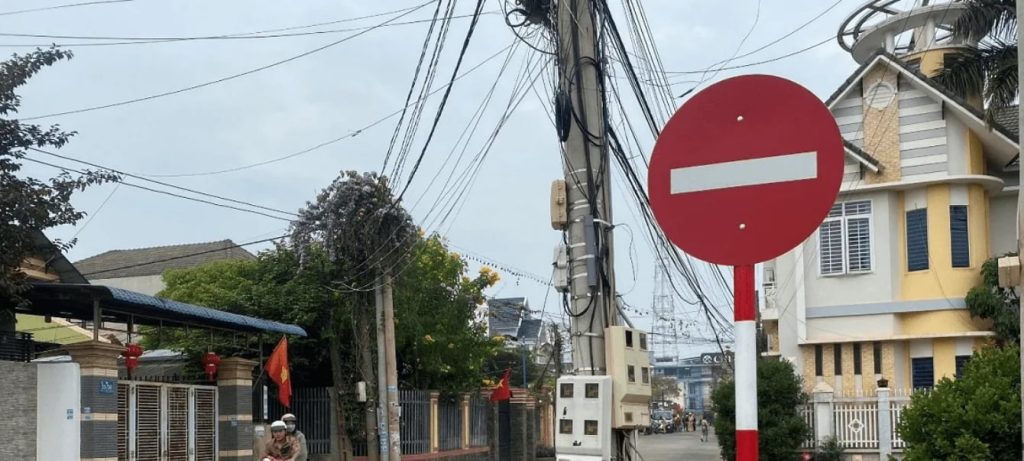 Biển báo cấm đi ngược chiều là gì? Ý nghĩa & mức phạt