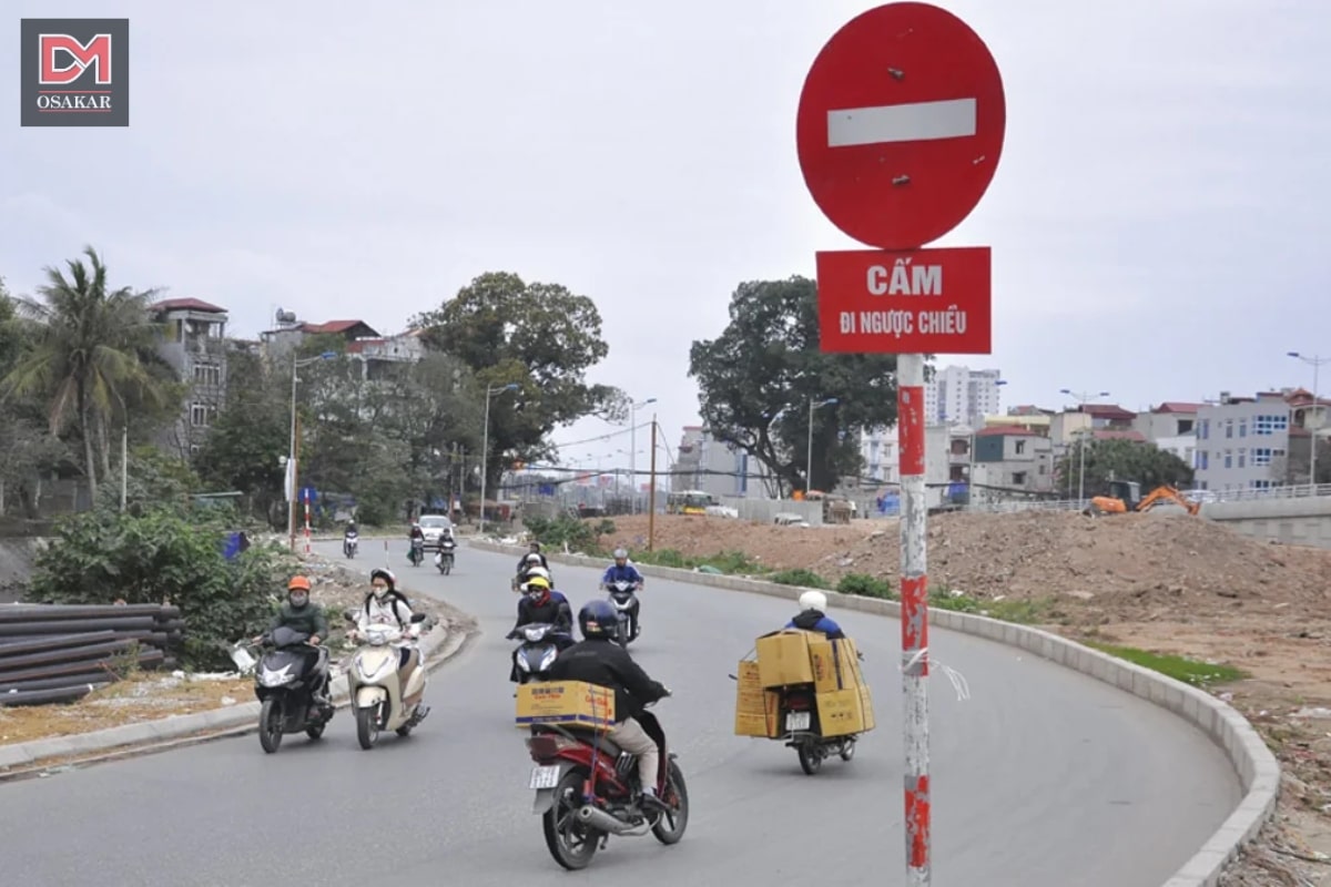 Biển báo cấm đi ngược chiều gồm mấy bộ phận? Đặc điểm, vị trí cắm, hình ảnh biển cấm đi ngược chiều