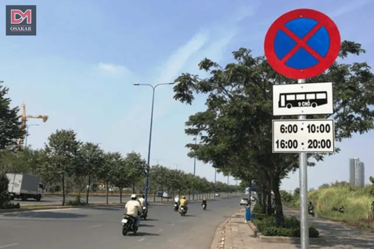 Các biển phụ thường đi kèm với biển báo cấm dừng xe và đỗ xe P.130