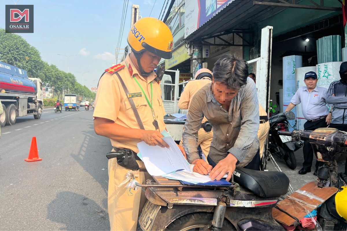 Chế tài xử phạt lỗi không tuân thủ biển báo cấm rẽ phải mới nhất 2025