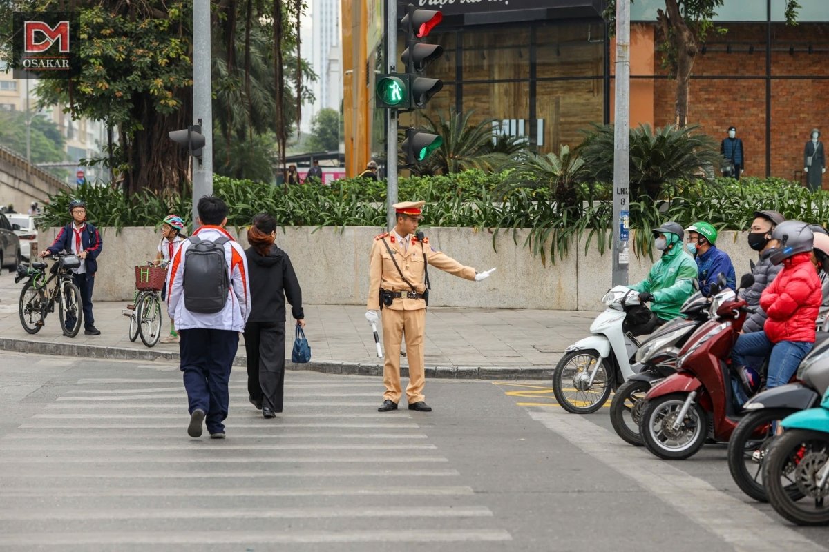 Quy tắc cho người lái xe khi gặp biển báo người đi bộ