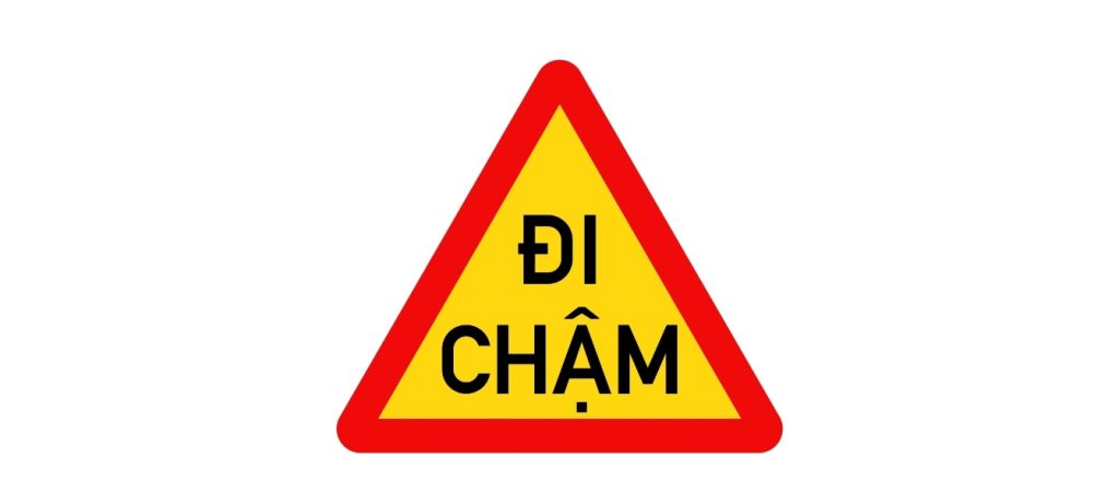 Biển báo đi chậm là gì? Hình dạng, màu sắc và ý nghĩa A-Z
