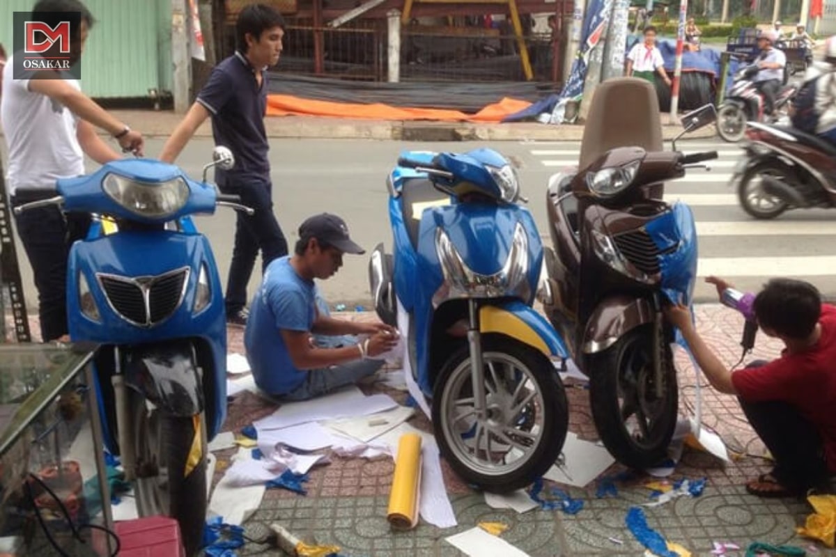 Dán decal đổi màu xe máy có bị phạt không