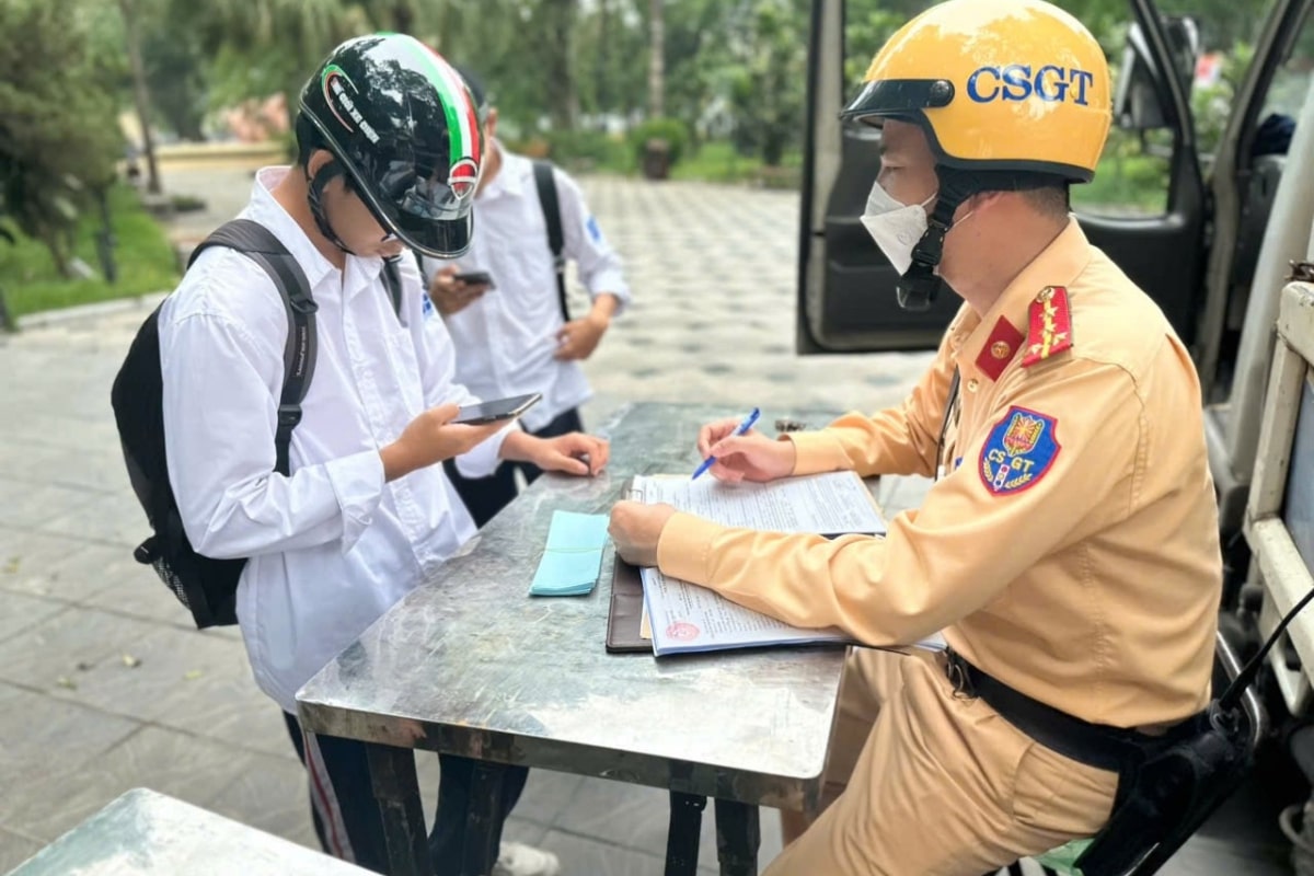 Người điều khiển xe máy chưa có GPLX sẽ đối mặt với hình thức phạt tiền và bị tạm giữ phương tiện.
