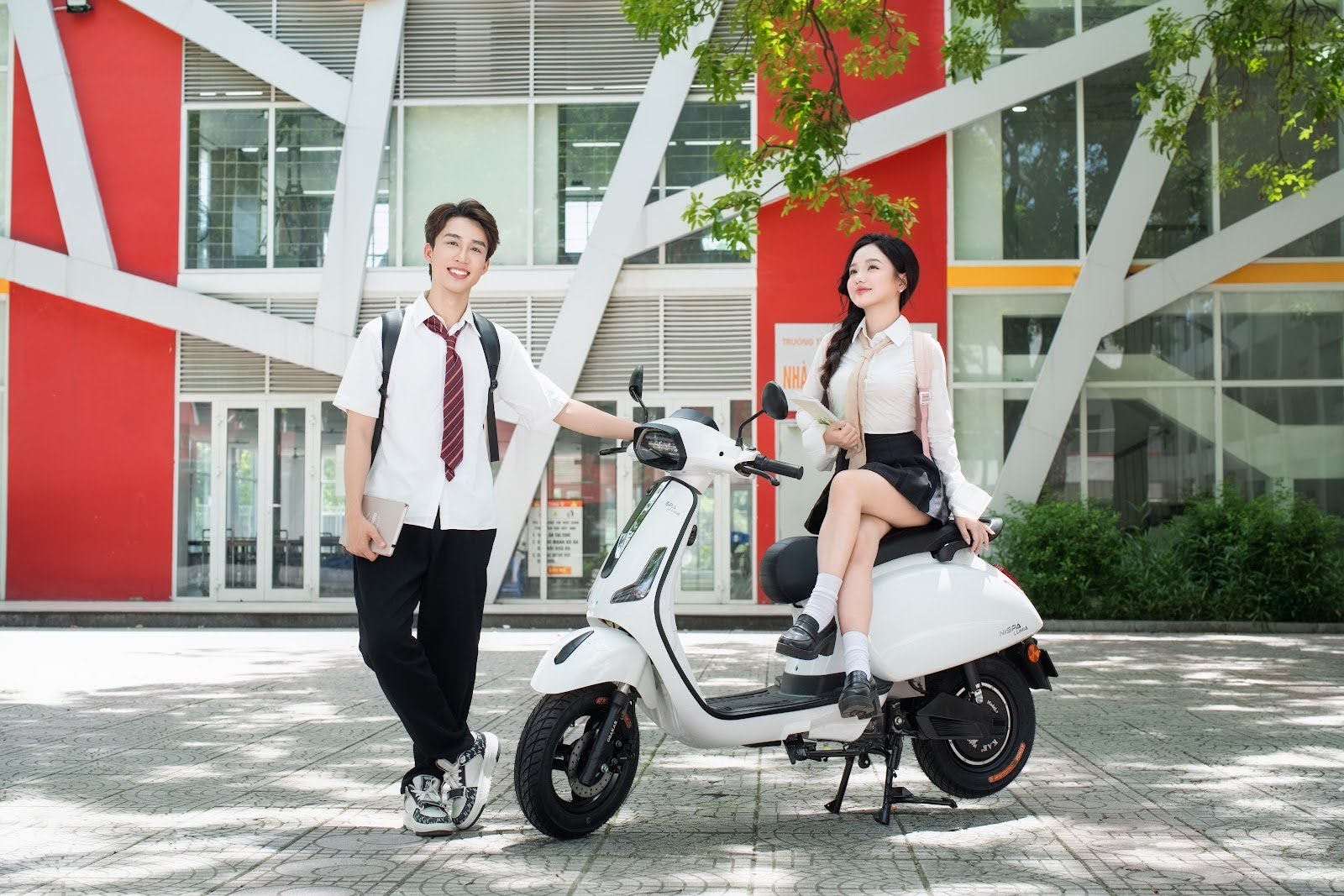 OSAKAR Nispa Lumia trắng - thiết kế Vespa hiện đại, không săm an toàn