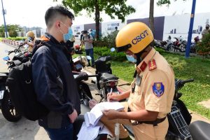 Việc quên mang GPLX khi điều khiển xe máy vẫn bị xử phạt hành chính