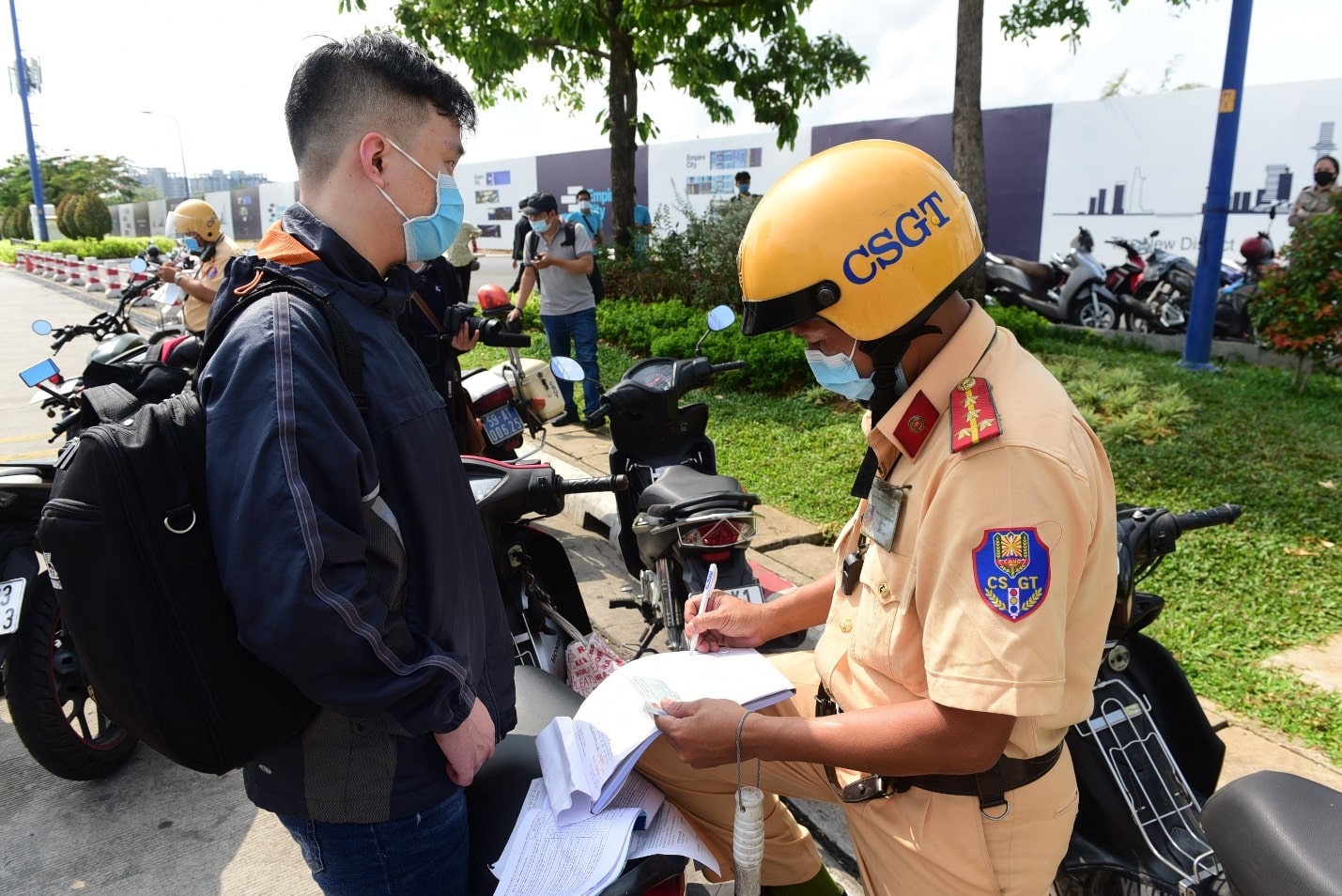 Việc quên mang GPLX khi điều khiển xe máy vẫn bị xử phạt hành chính