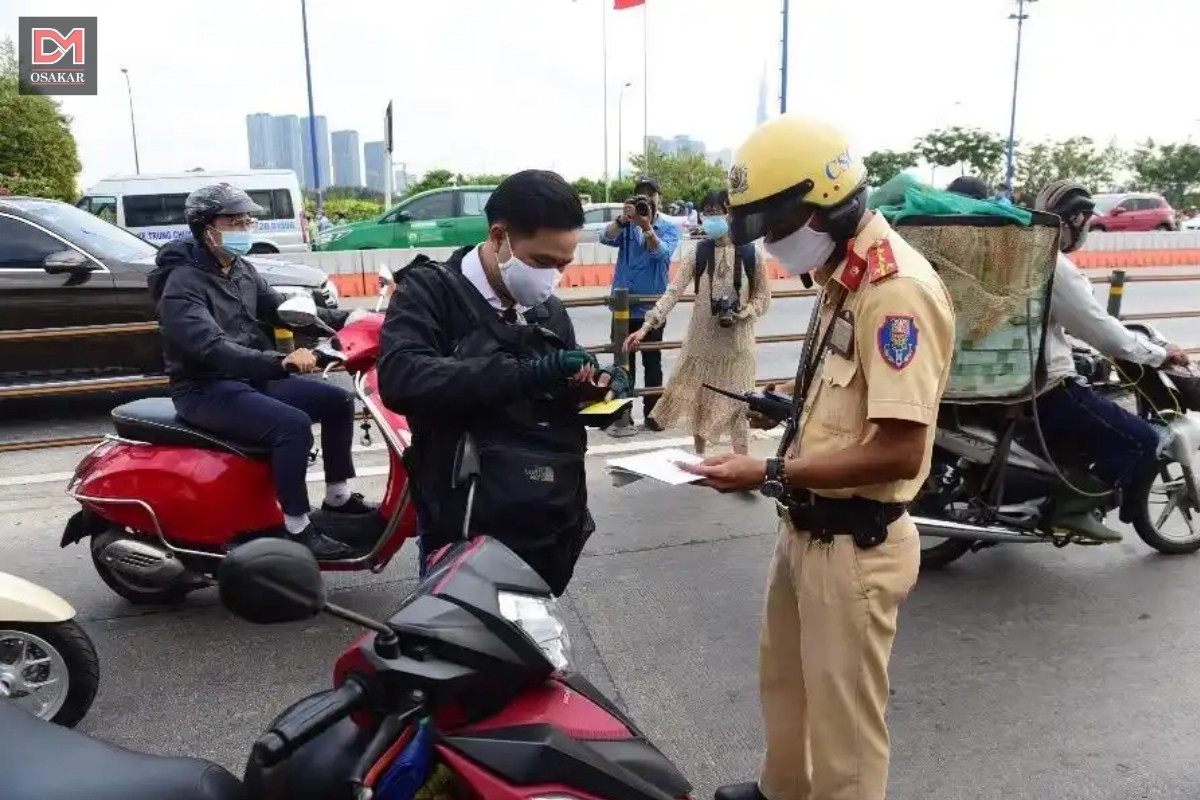 Bị tước bằng lái xe máy phải làm sao?