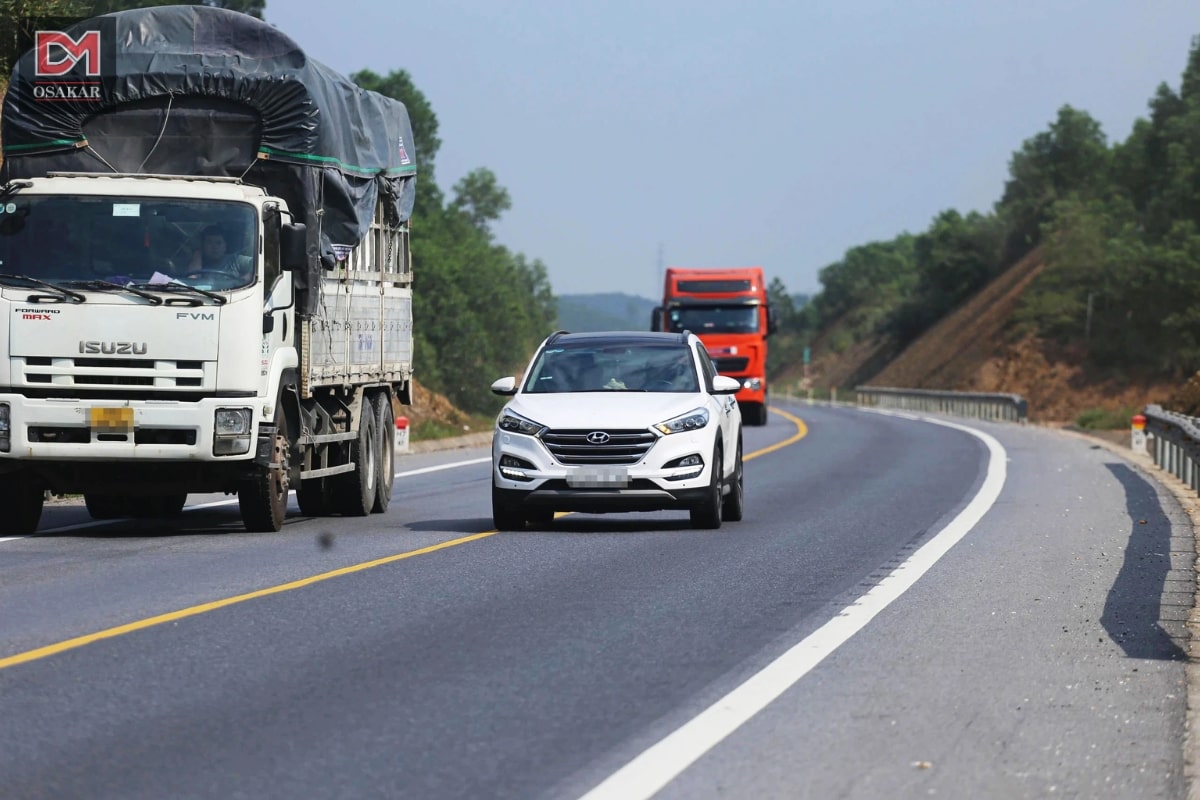 Điều khiển xe đi không đúng phần đường hoặc làn đường quy định