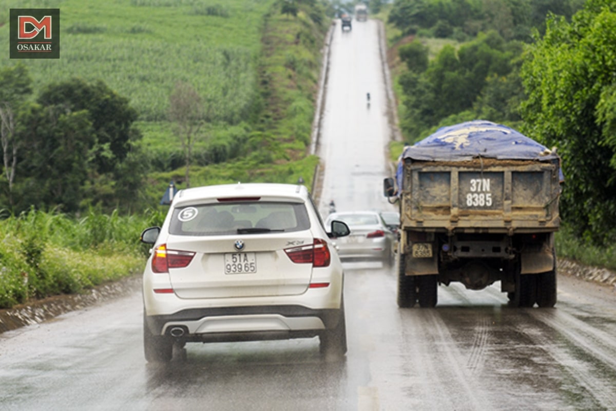 Chuyển hướng không quan sát, không đảm bảo khoảng cách an toàn, không giảm tốc độ, không xi nhan