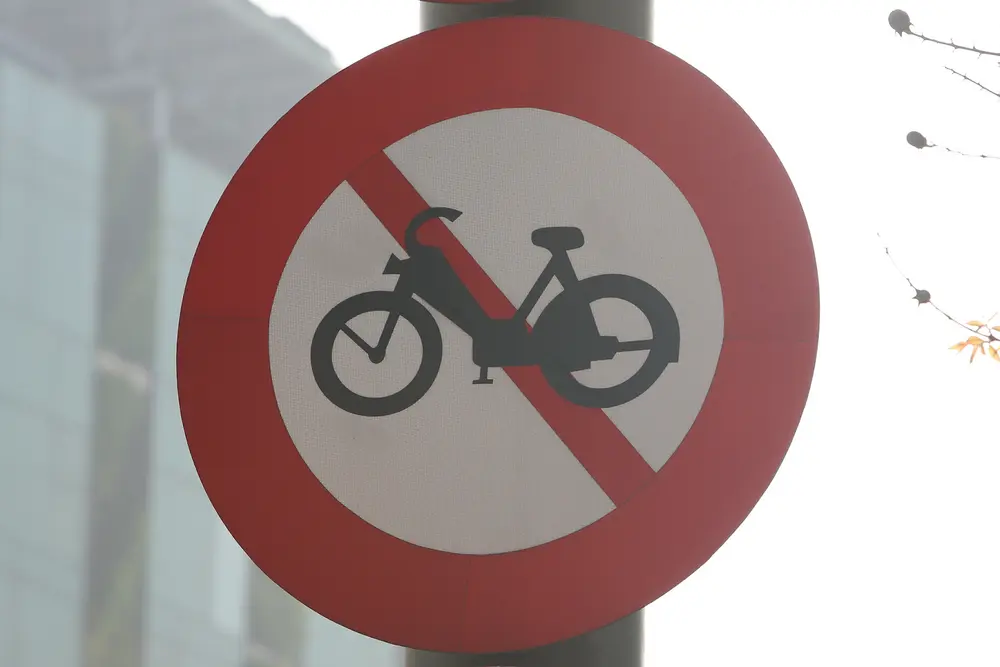 Biển cấm xe gắn máy P.111a giúp điều tiết giao thông hiệu quả tại các tuyến đường đông đúc