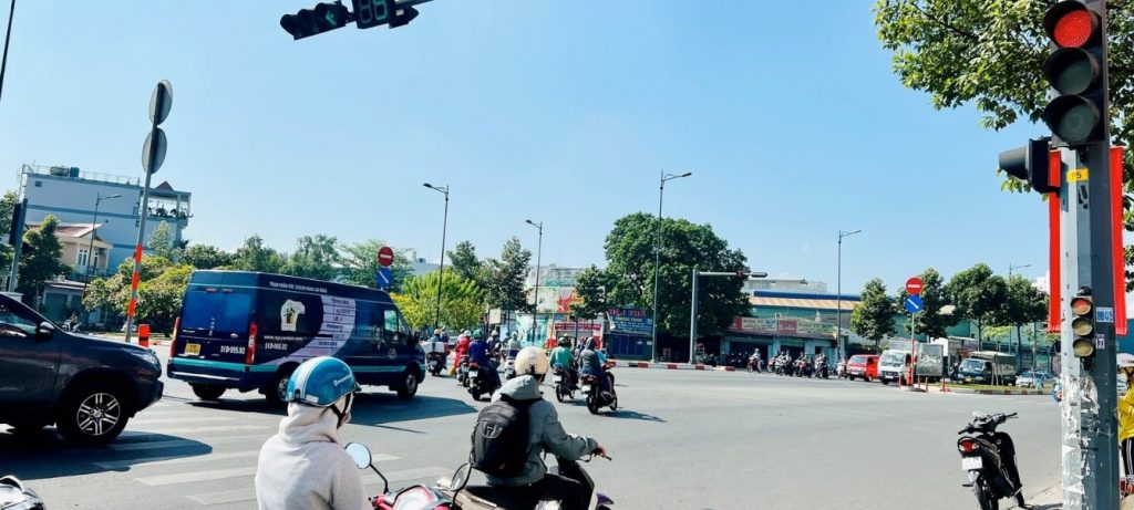 Đèn đỏ có được phép rẽ phải không? Mức phạt theo nghị định 168 mới nhất