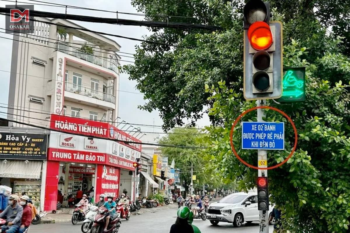 Tín hiệu cho phép rẽ phải khi đèn đỏ bằng đèn phụ và biển.