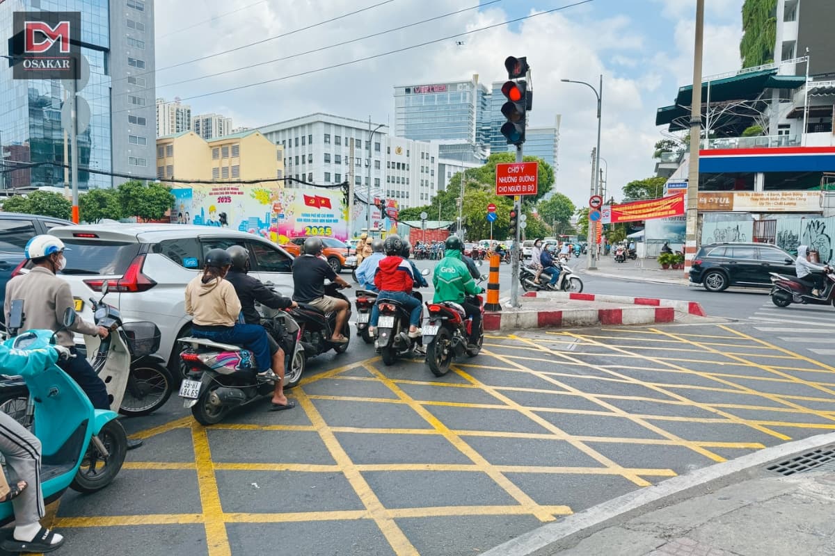 trường hợp được phép rẽ phải khi đèn đỏ tiểu đảo phân luồng rẽ phải