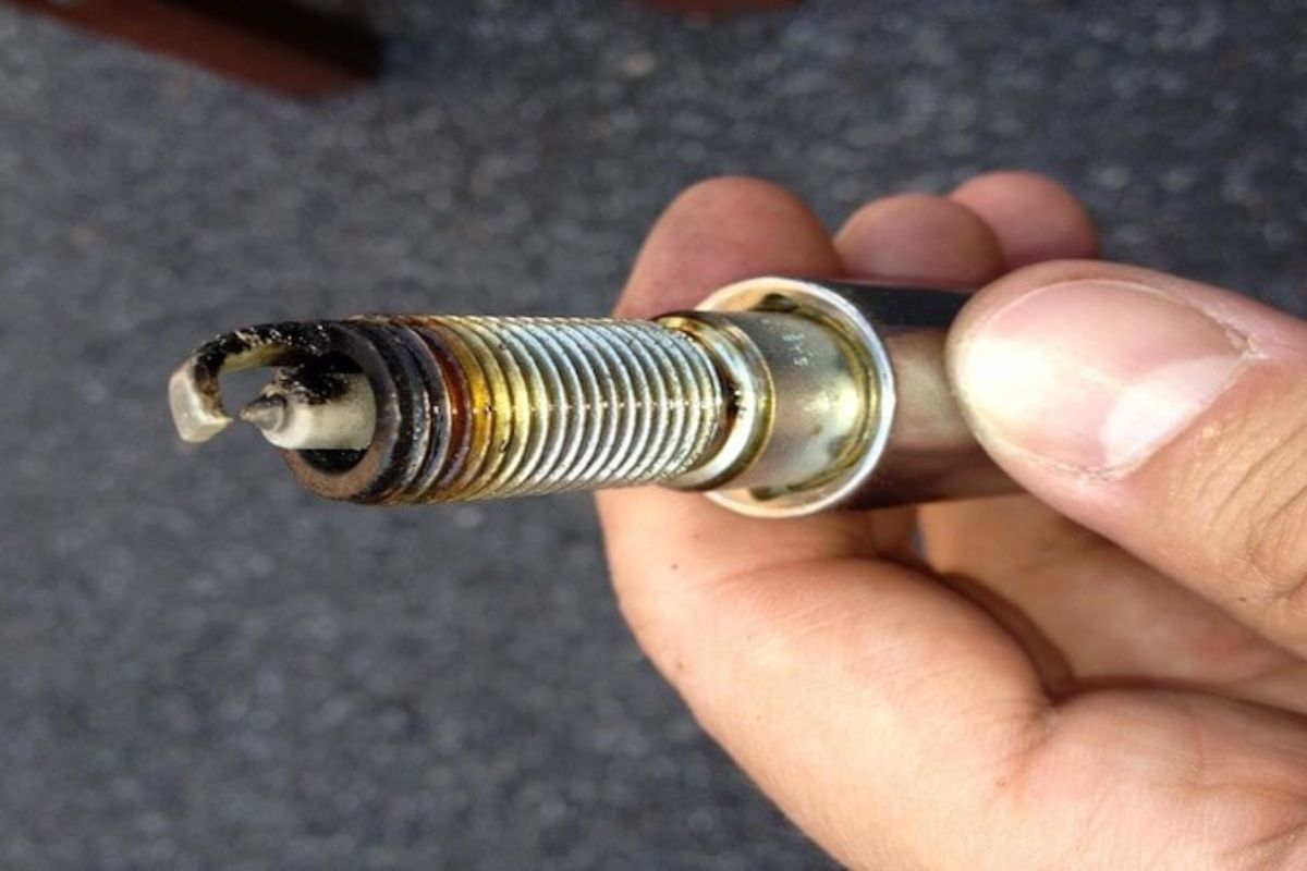 Bugi mòn hoặc cháy muội đen làm giảm khả năng đánh lửa, gây ra tình trạng xe máy bị hụt hơi