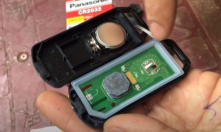 Việc thay pin định kỳ giúp smartkey hoạt động ổn định và bền lâu