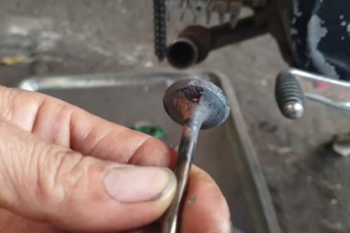 Xupap bị kênh hoặc hở khiến động cơ thất thoát áp suất, làm xe máy nổ lụp bụp rồi tắt 