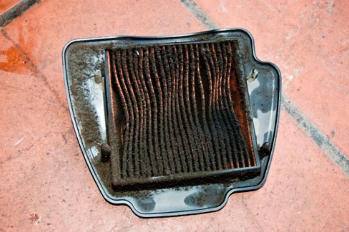 Lọc gió bẩn cản trở luồng khí vào động cơ, gây ra hiện tượng xe nổ máy nhưng không chạy được
