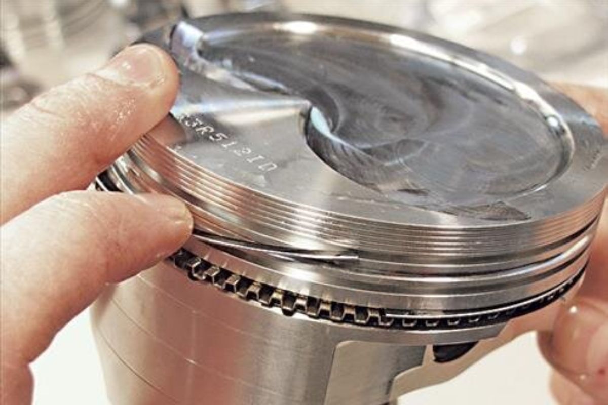 Xéc măng xe máy bị mòn làm giảm áp suất nén, khiến xe nổ máy nhưng không lên ga được