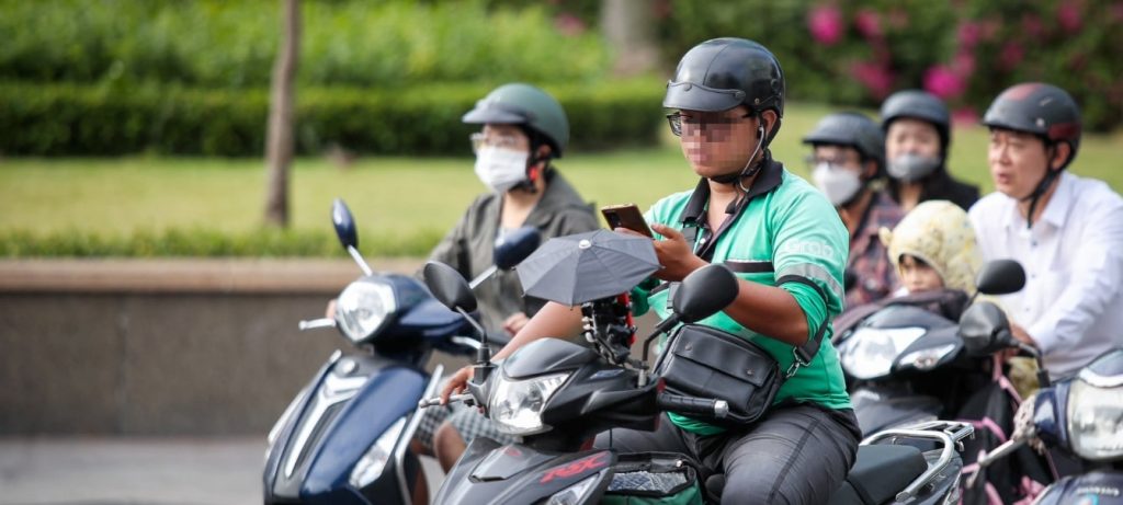 [Nghị định 168] Lỗi đeo tai nghe khi tham gia giao thông bị phạt bao tiền