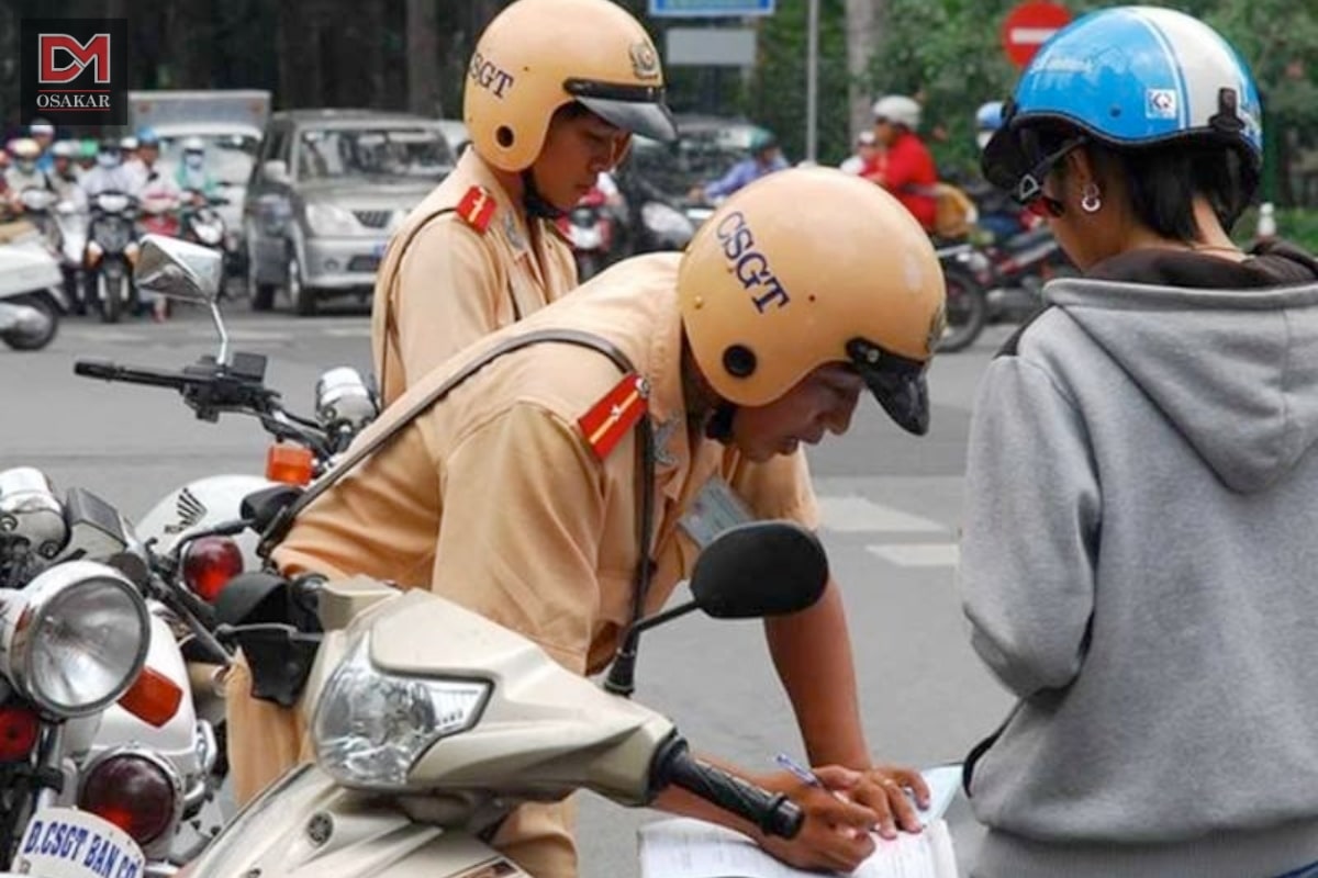 Mức phạt, trừ điểm lỗi đeo tai nghe khi tham gia giao thông nghị định 168