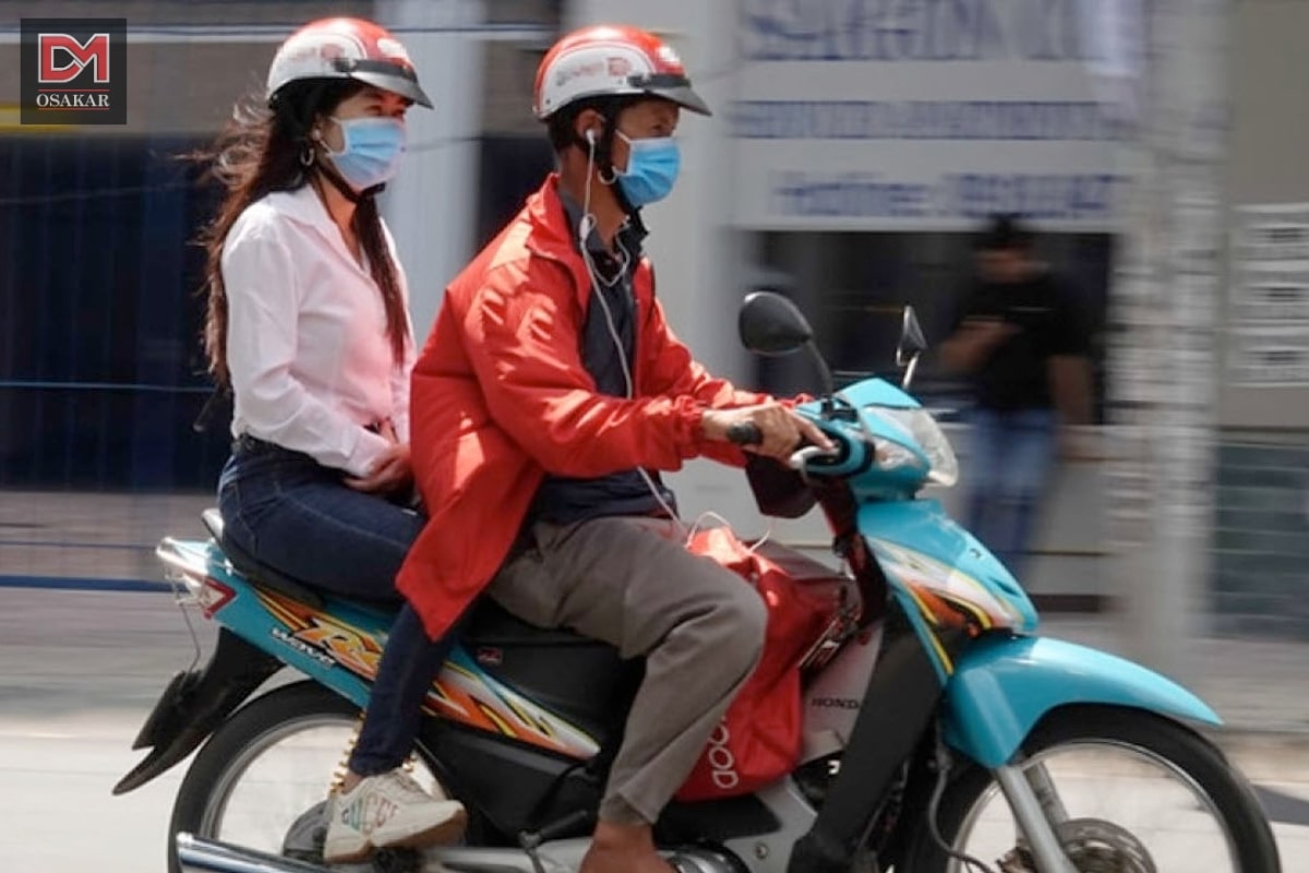 Việc đeo tai nghe khi lái xe có lỗi hay không? Căn cứ pháp lý của lỗi đeo tai nghe khi tham gia giao thông