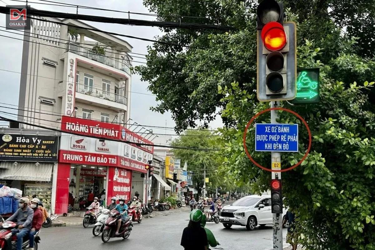 Rẽ phải khi đèn đỏ có phải là lỗi không chấp hành tín hiệu đèn giao thông?