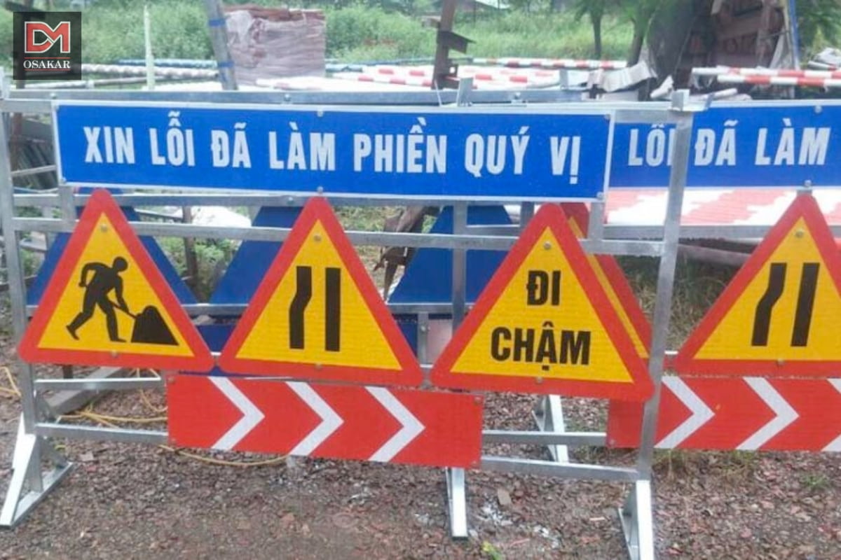Khu vực vừa có biển tạm thời vừa có biển cố định có ý nghĩa trái ngược nhau thì tuân theo biển nào?