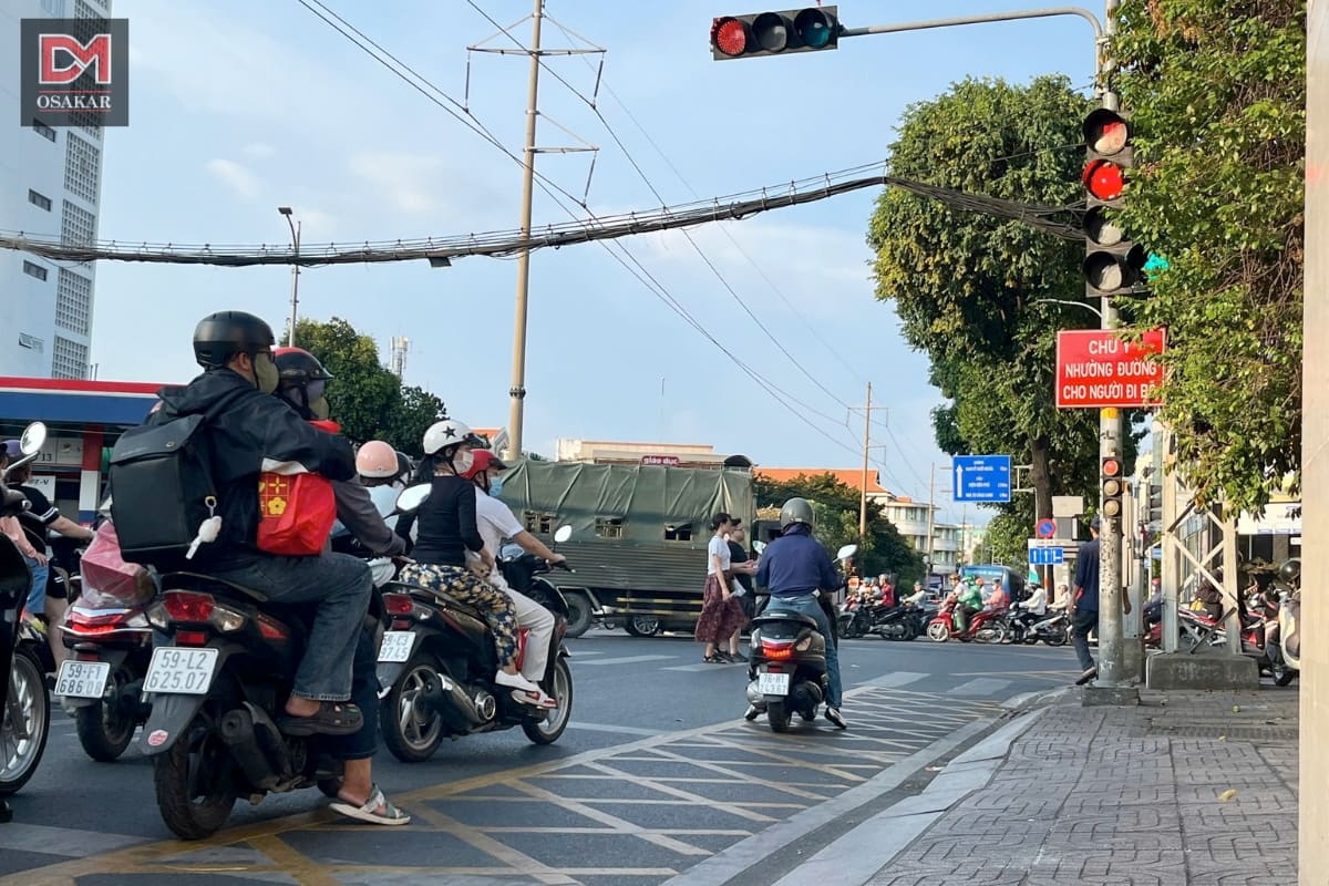 Lỗi đè lấn vạch phạt bao nhiêu với xe máy, xe máy điện