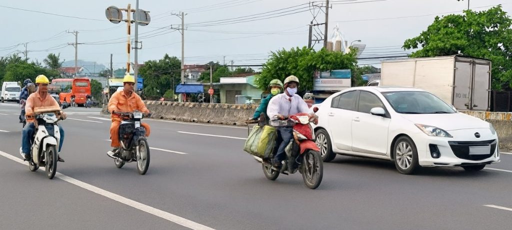 Lỗi lấn vạch phạt bao nhiêu tiền ô tô, xe máy? Giải đáp theo nghị định 168