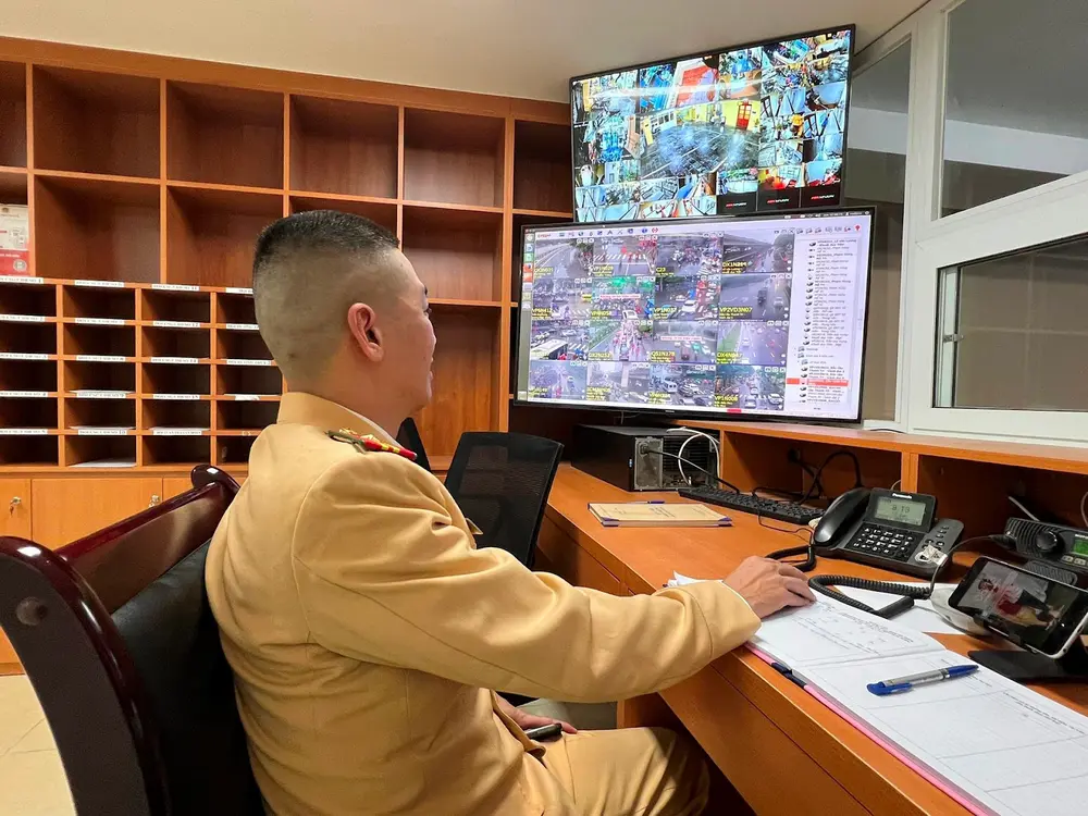 Hệ thống camera sẽ tự động đo tốc độ phương tiện lưu thông trên đường, sau đó gửi về phòng điều khiển để phát hiện những phương tiện chạy quá tốc độ