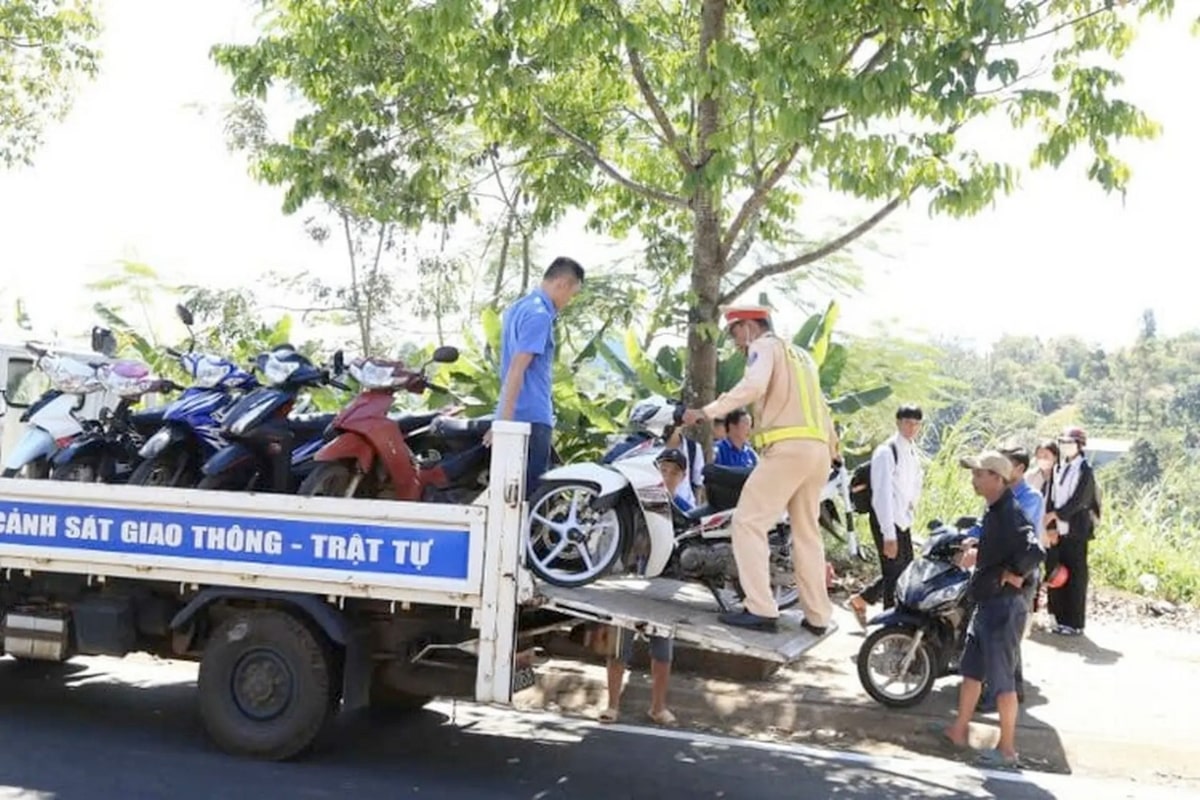 Quên giấy tờ xe máy có bị giữ xe không?