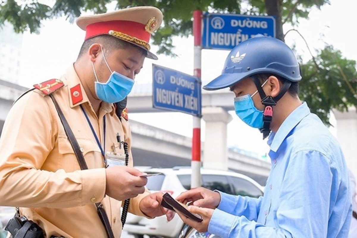 Quên giấy tờ xe có phải là lỗi không? Các giấy tờ phải mang theo khi tham gia giao thông