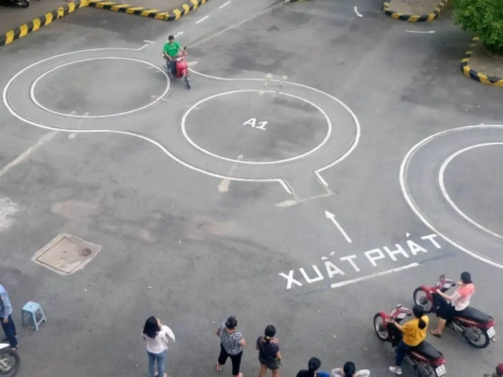 Thí sinh thi sa hình A1 phải đạt tối thiểu 80 điểm để vượt qua bài thi