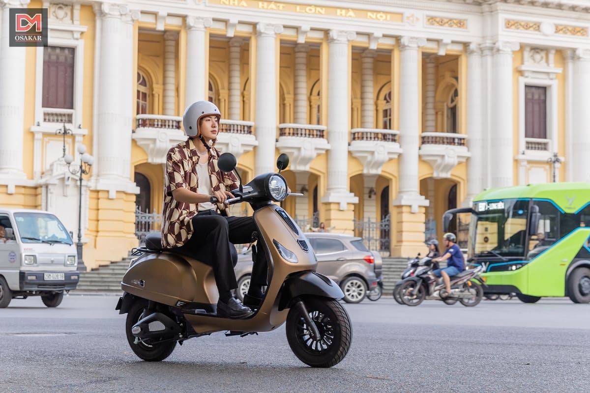 Hình ảnh bạn trẻ điều khiển xe điện CLASSY SI an toàn với mâm xe nguyên bản